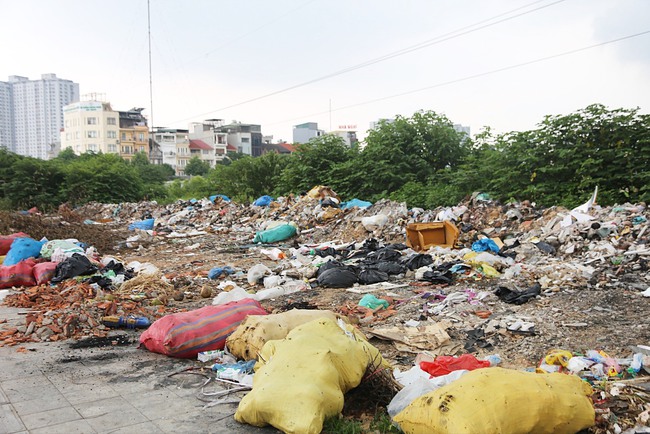 Rác thải bên cạnh các tấm biển cảnh báo cấm đổ rác ở Hà Nội - Ảnh 4.