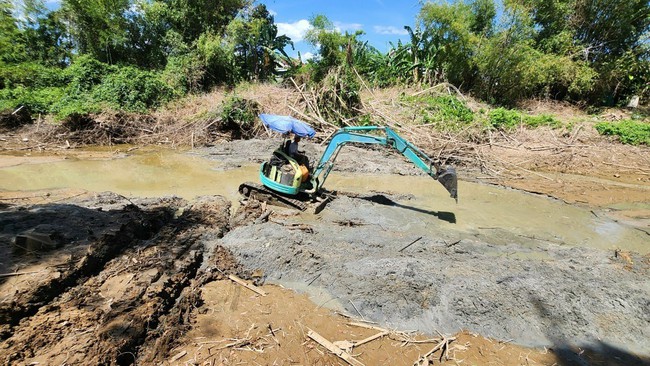 Hạn hán kéo dài, sông nhiễm mặn, sản xuất nước sạch Đà Nẵng gặp khó - Ảnh 1.