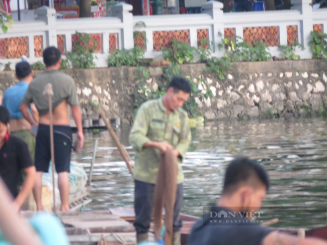 Hồ Tây &quot;rỉ máu&quot;, thuyền lớn quần thảo tận diệt cá - Ảnh 4.