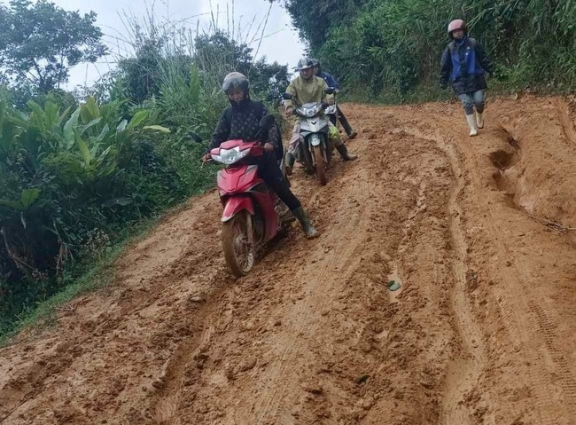 Gian nan hành trình vượt núi, lội bùn vào tận bản vận động học sinh đến trường của những cô giáo mầm non - Ảnh 1.