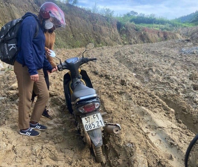 Gian nan hành trình vượt núi, lội bùn vào tận bản vận động học sinh đến trường của những cô giáo mầm non - Ảnh 5.