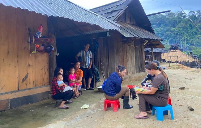 Gian nan hành trình vượt núi, lội bùn vào tận bản vận động học sinh đến trường của những cô giáo mầm non - Ảnh 6.