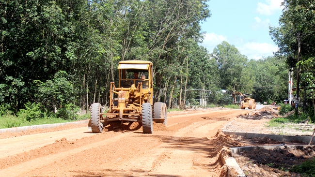 Xây dựng đường giao thông nông thôn ở huyện Phú Giáo. Ảnh: Trần Khánh