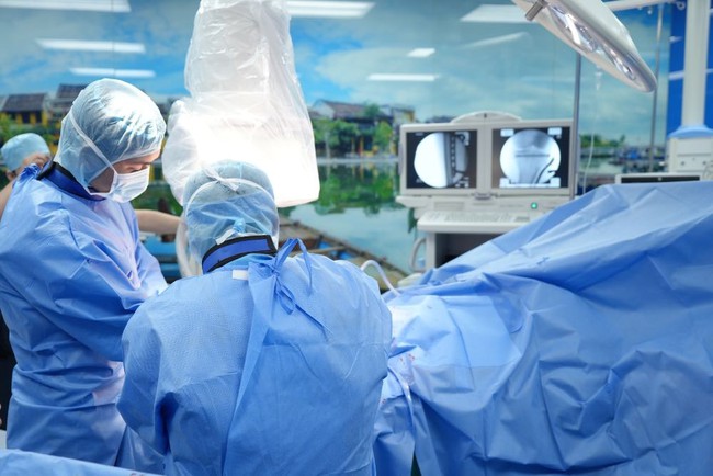  Bệnh nhân Ấn Độ bị vỡ mâm chày gối, sau 3 ngày phẫu thuật kết hợp xương sinh học được xuất viện - Ảnh 2.