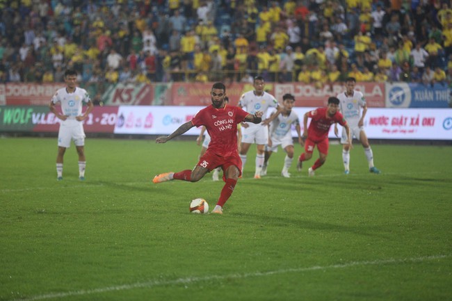 Penalty phút 90+6, CLB CAHN ngược dòng đánh bại Thép xanh Nam Định - Ảnh 6.