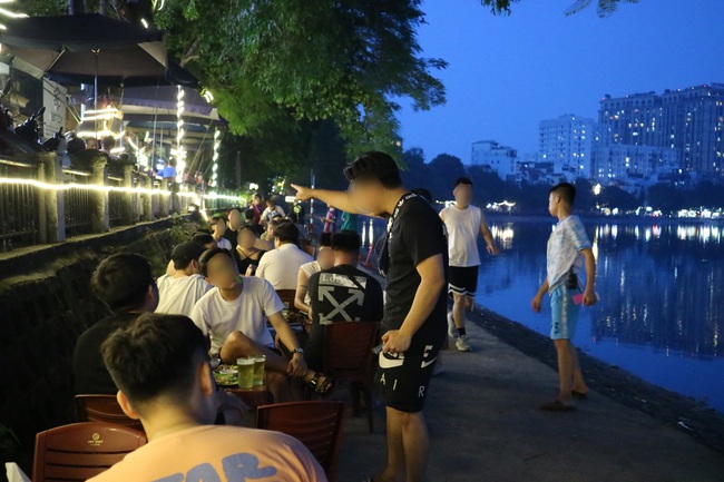 Vỉa hè hồ Hoàng Cầu thông thoáng sau phản ánh của Báo Dân Việt - Ảnh 1.