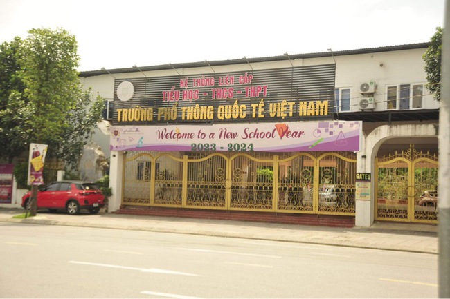 Tạm giữ hình sự thầy giáo vụ nam sinh lớp 9 tử vong trong bể bơi Trường phổ thông Quốc tế Việt Nam - Ảnh 1.