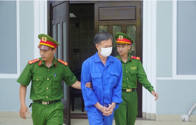 Tham ô tiền tỷ, cựu Giám đốc CDC Đà Nẵng lãnh 11 năm tù - Ảnh 2.