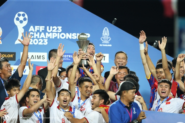 HLV Troussier công bố danh sách U23 Việt Nam dự Vòng loại U23 châu Á 2024: Nhiều bất ngờ - Ảnh 1.