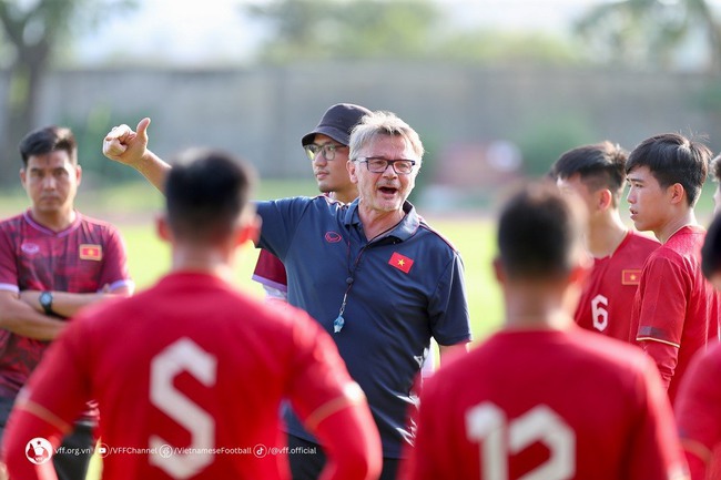 HLV Troussier công bố danh sách U23 Việt Nam dự Vòng loại U23 châu Á 2024: Nhiều bất ngờ - Ảnh 2.