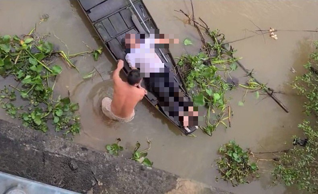 Ô tô tông lan can bờ kè sông Đồng Nai rồi lao xuống nước, tài xế được người dân cứu - Ảnh 2.