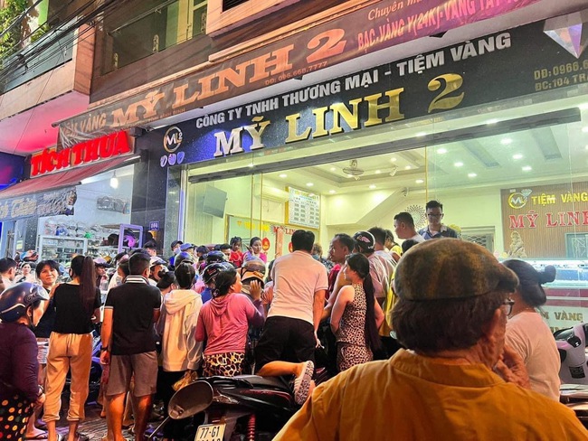 “Táo tợn” cướp tiệm vàng trong đêm tại Bình Định - Ảnh 1.