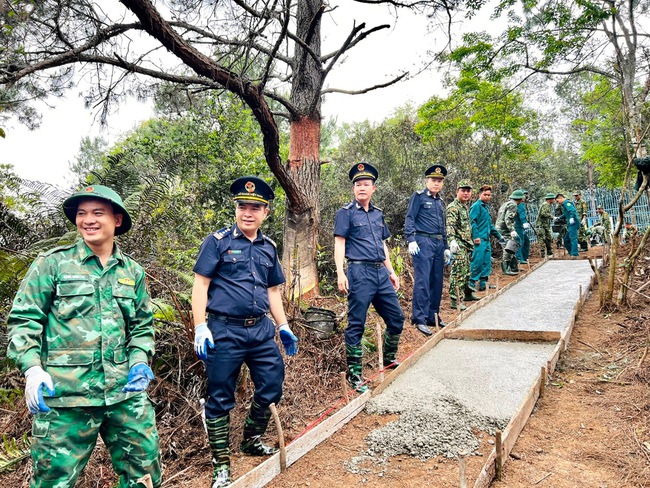 Những người làm sáng biên cương - Ảnh 2.