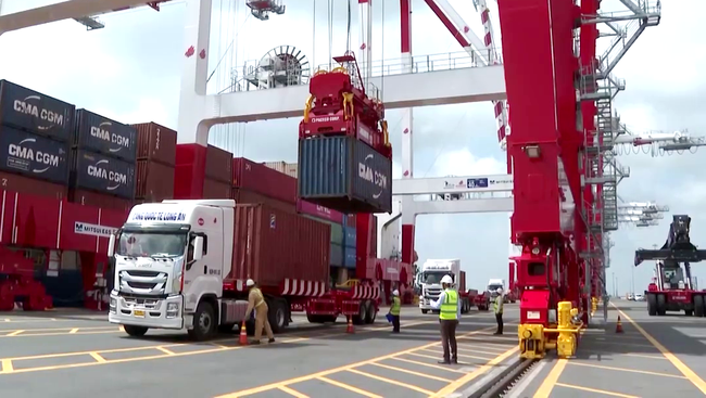 Long An: Phát triển hạ tầng thương mại, dịch vụ logistics thành ngành kinh tế quan trọng - Ảnh 3.