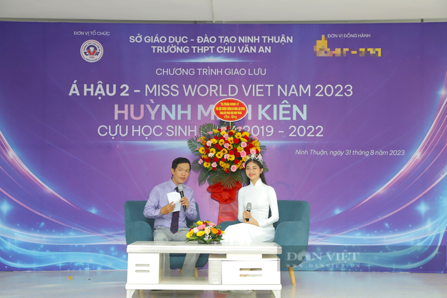 Á hậu Minh Kiên mặc áo dài trắng tinh khôi, xúc động về thăm trường cũ ở Ninh Thuận - Ảnh 3.