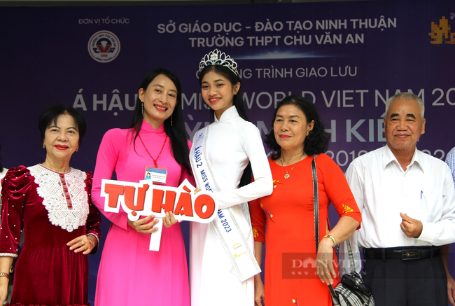 Á hậu Minh Kiên mặc áo dài trắng tinh khôi, xúc động về thăm trường cũ ở Ninh Thuận - Ảnh 7.