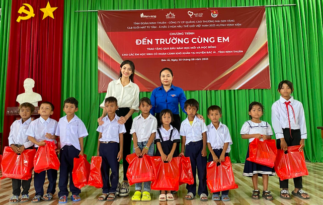Á hậu Minh Kiên mặc áo dài trắng tinh khôi, xúc động về thăm trường cũ ở Ninh Thuận - Ảnh 9.
