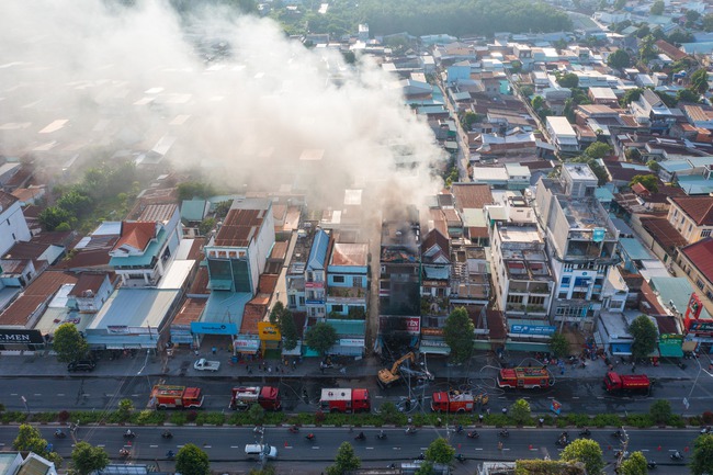 Cháy lớn shop quần áo ở Tây Ninh, 1 người tử vong, 4 người bị thương - Ảnh 2.