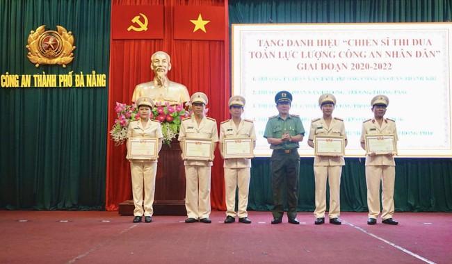 Bộ trưởng Tô Lâm tặng Bằng khen, danh hiệu Chiến sĩ thi đua cho nhiều cá nhân, tập thể của Công an Đà Nẵng - Ảnh 1.