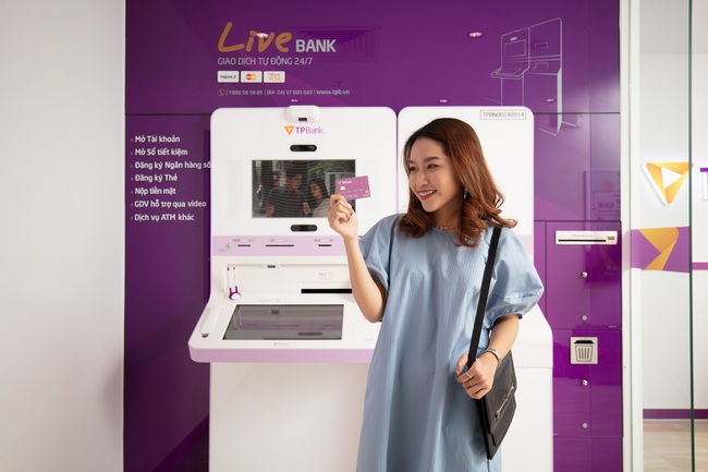 Những cú “chạm” xóa tan sự chờ đợi ở LiveBank 24/7 - Ảnh 2.