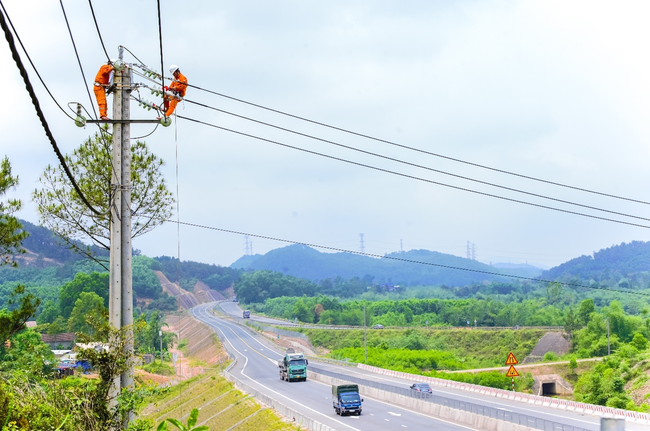 Điện lực Thừa Thiên Huế triển khai các giải pháp đồng bộ đảm bảo cấp điện mùa mưa bão năm 2023 - Ảnh 2.