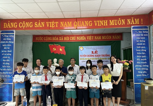 Trao học bổng cho học sinh, sinh viên khó khăn ở vùng quê Đại Lộc - Ảnh 1.