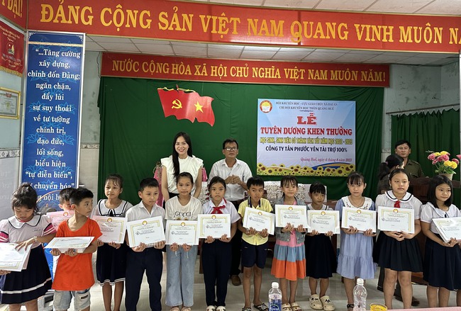 Trao học bổng cho học sinh, sinh viên khó khăn ở vùng quê Đại Lộc - Ảnh 2.