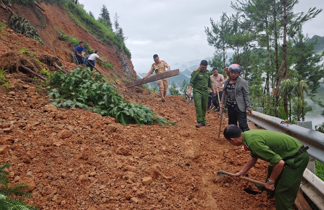 Sạt lở đất đá gây ách tắc giao thông tại đèo Mã Pì Lèng - Ảnh 1.