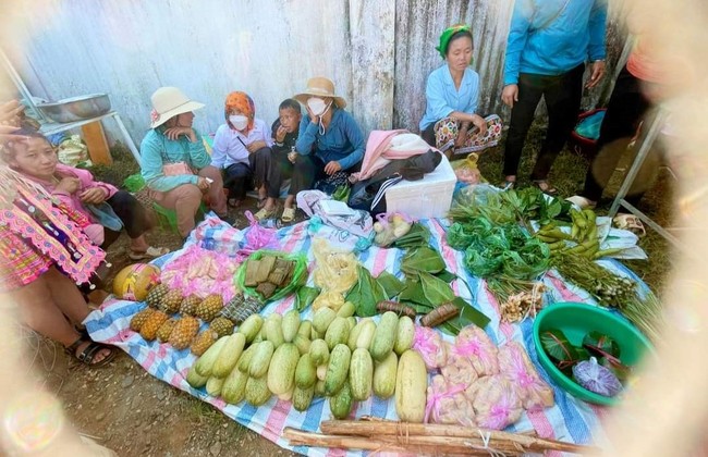 Du khách ùn ùn đổ về Chợ phiên người Mông, huyện miền núi tắc đường chưa từng thấy - Ảnh 5.