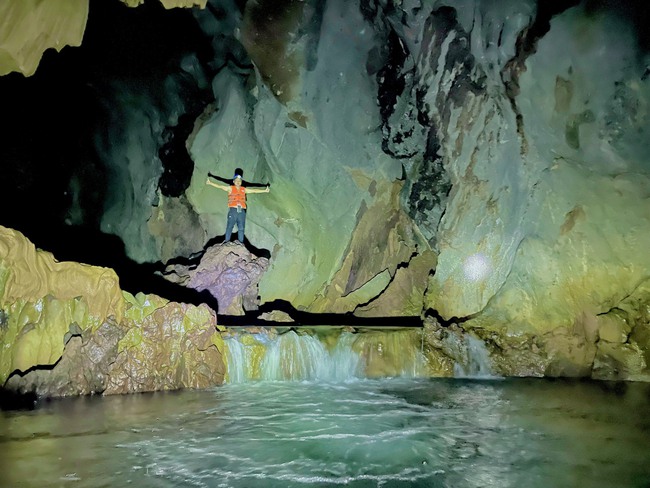 Cận cảnh vẻ đẹp mê hồn của hang Sơn Nữ vừa phát hiện ở Quảng Bình - Ảnh 6.