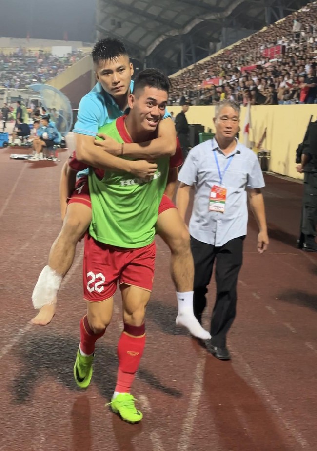 Hy hữu: 20 phút, 2 tuyển thủ ĐT Việt Nam nhập viện gấp vì chấn thương