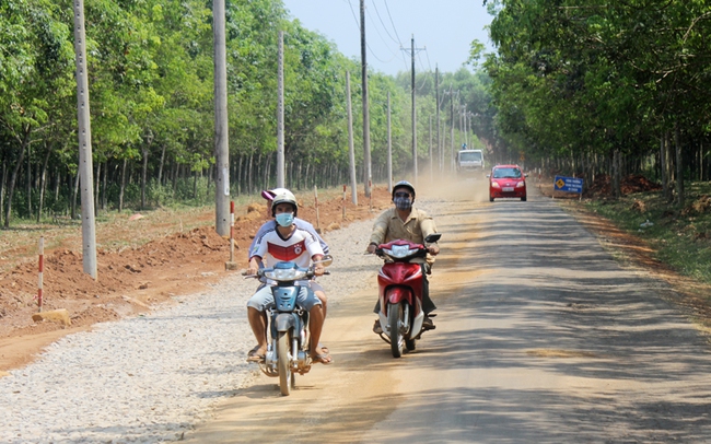 Xây dựng đường giao thông nông thôn ở huyện Thống Nhất, tỉnh Đồng Nai. Ảnh: Nguyên Vỹ