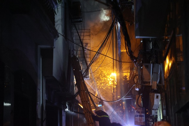 150 người sinh sống tại chung cư mini bị cháy ở Hà Nội - Ảnh 1.