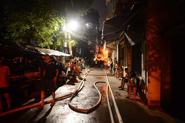 Khoảng 40 người tử vong trong vụ cháy chung cư mini ở Hà Nội - Ảnh 1.