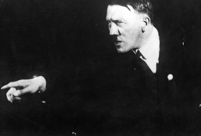 Ảnh độc: Trùm phát xít Hitler như “kẻ điên” khi tập diễn thuyết - Ảnh 1.