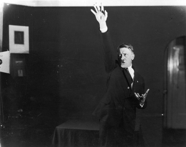 Ảnh độc: Trùm phát xít Hitler như “kẻ điên” khi tập diễn thuyết - Ảnh 3.
