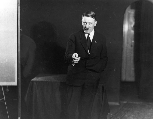 Ảnh độc: Trùm phát xít Hitler như “kẻ điên” khi tập diễn thuyết - Ảnh 4.