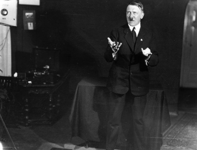 Ảnh độc: Trùm phát xít Hitler như “kẻ điên” khi tập diễn thuyết - Ảnh 7.