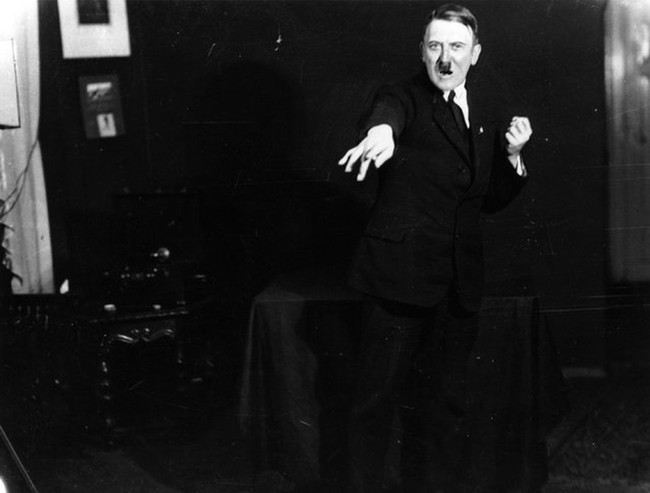 Ảnh độc: Trùm phát xít Hitler như “kẻ điên” khi tập diễn thuyết - Ảnh 10.