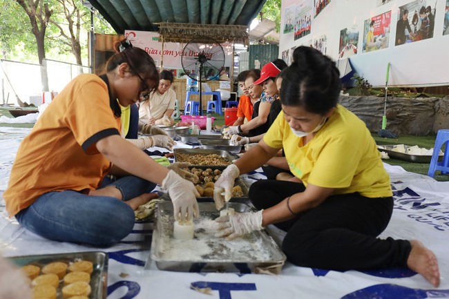 Thơm ngon bánh nướng, bánh dẻo mùa Trung thu &quot;Trăng Đại Ngàn 2023&quot; - Ảnh 7.