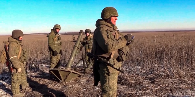 Cựu binh Mỹ tuyên bố Ukraine không thể đánh tạt sườn, phải mạo hiểm tấn công trực diện quân Nga - Ảnh 1.