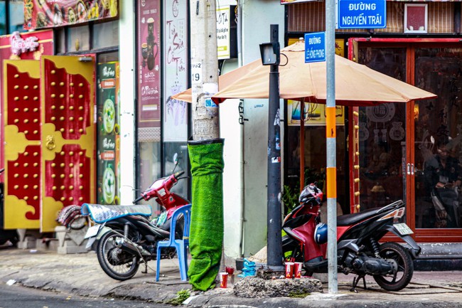 Việc gắn thảm cỏ cột đèn chỉ là giải pháp trước mắt trong khi chờ giải pháp căn cơ - Ảnh 2.