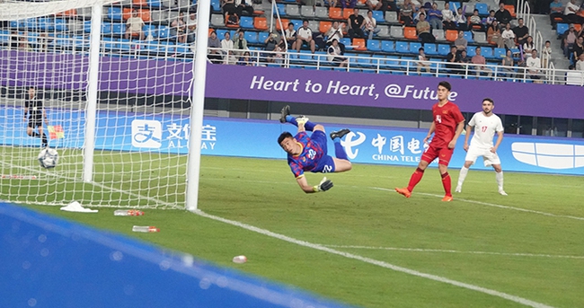 Olympic Việt Nam lép vế hoàn toàn trước Olympic Iran - Ảnh 1.