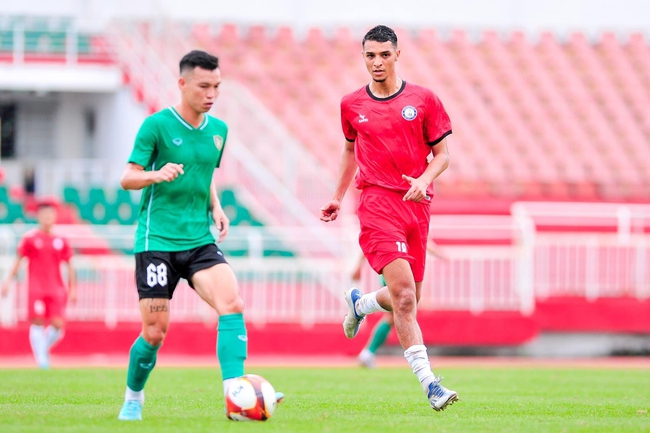 CLB Khánh Hoà thử việc 2 cầu thủ ngoại: 1 Việt kiều, 1 từng khoác áo ĐTQG Maroc - Ảnh 2.
