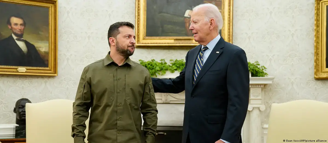 Ông Biden tuyên bố Mỹ không còn lựa chọn nào khác ngoài trang bị vũ khí cho Ukraine, Moscow phản ứng 'gắt' - Ảnh 1.
