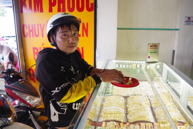 Bắt nghi phạm vào tiệm vàng Kim Phước lấy vàng bỏ chạy ở Long An - Ảnh 1.