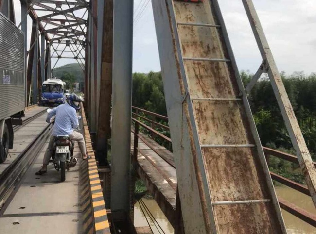 Nhân viên đường sắt cứu người rơi xuống sông Lục Nam - Ảnh 1.
