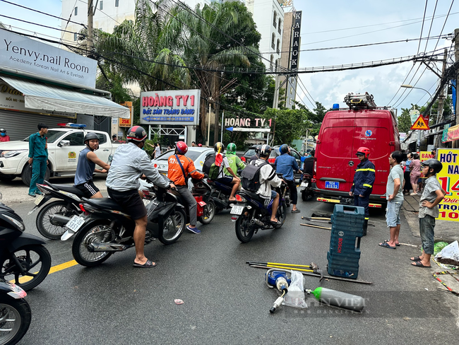 Vụ sập nhà 4 tầng ở Bình Thạnh: Người phụ nữ suýt gặp “tử thần” khi mang nước vào cho 6 người thợ  - Ảnh 2.