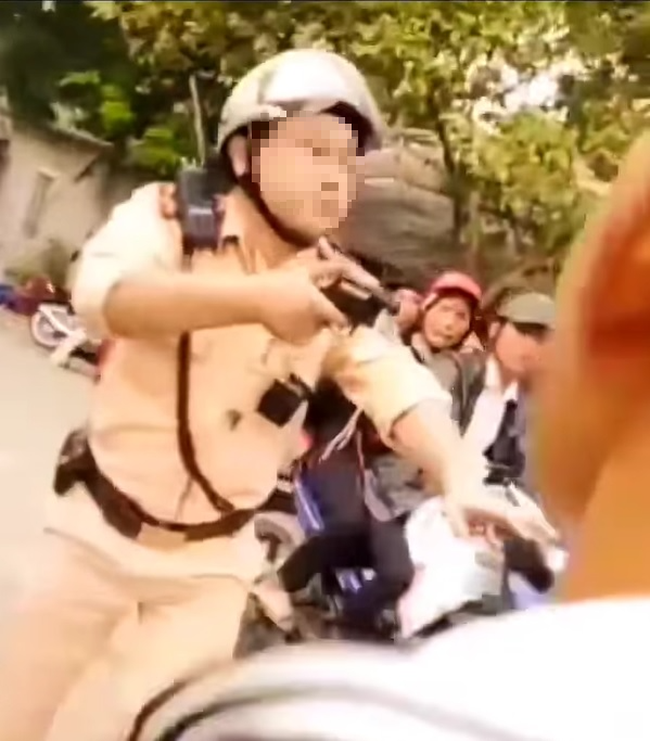 Công an vào cuộc điều tra nhóm người đuổi đánh CSGT gây náo loạn đường phố ở Hà Giang - Ảnh 2.