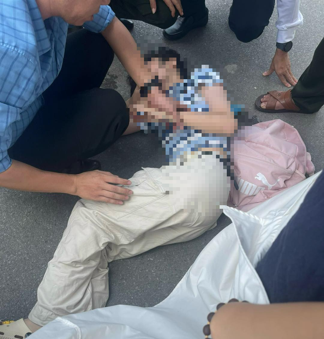 Một nữ sinh Trường Đại học Hà Nội bất ngờ rơi từ tầng 4 xuống đất - Ảnh 1.